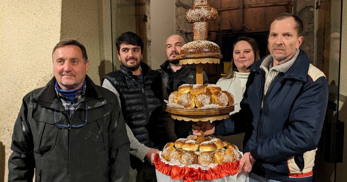 Image de quelques personnes derrière une grande pile de gâteaux